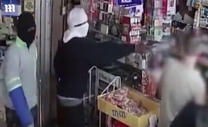 فيديو صادم لبائع شجاع واجه لصوصا مسلحين اقتحموا متجره.. الزبائن ذُهلوا بينما اتبع شقيق التاجر حيلة ذكية