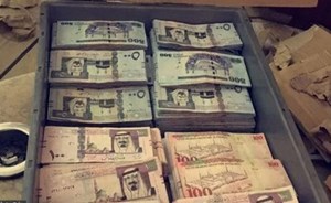 بالفيديو.. شاهد: كيف حاول رجل إخفاء وتهريب 3 ملايين ريال بطريقة مبتكرة بمطار الرياض ؟