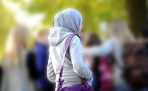 نزع الحجاب بالقوة عن رأس طالبة مسلمة في اميركا … يؤدي إلى إقالة معلّمة