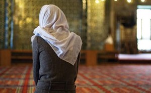 شاهد صورة سجادة صلاة لسيدة متوفية تثير الدهشة بمواقع التواصل