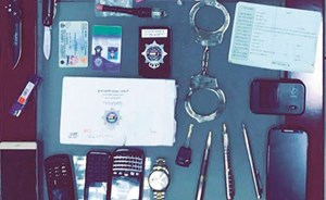 كنز السيارة المتوقفة على «الخامس».. هوية عسكرية مسروقة وفلشر ودفتر مخالفات وكلبشات وطبيات و2 سكين