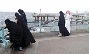 الزواج بامرأتين أو السجن .. كشف حقيقة إصدار قانون يجبر الرجال على التعدد في السعودية !