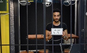 مطعم مصري على هيئة سجن والزبائن يأكلون في زنازين
