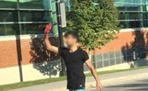 بالفيديو..مبتعث سعودي بحالة غير طبيعية يهاجم المارة في أميركا والشرطة تسيطر عليه !