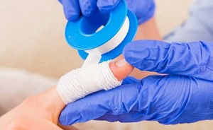 طفل ضرب معلمته وكسر إصبعها.. إلى «الأحداث»