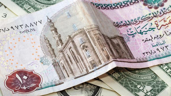 بعد عام من تعويمه.. الجنيه المصري لم يسبح بعد!
