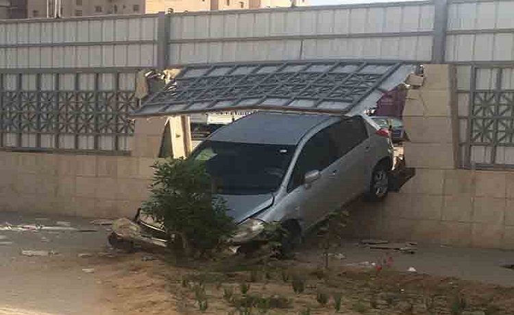 بالصورة…سيارة تضل طريقها وتخترق سور مدرسة في الفروانية