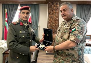 العاهل الأردني يمنح الملحق العسكري الكويتي وسام الاستحقاق