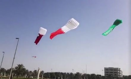 سماء شاطئ الشويخ تتحول إلى لوحة فنية تعبر عن حب دول الخليج العربي