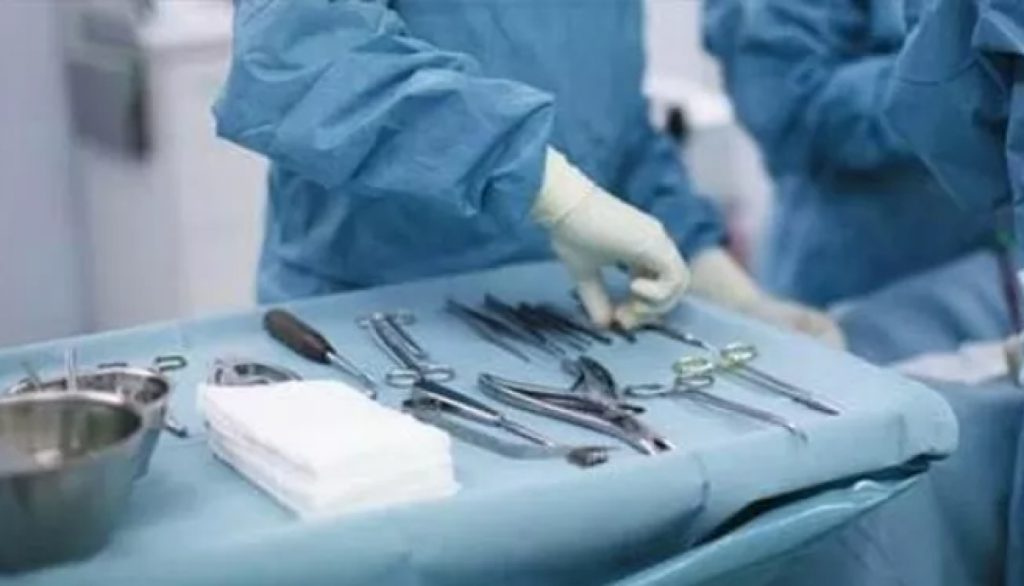 أغرب خطأ طبي.. جثة طفل ميت تتحرك أثناء التوجُّه لدفنه