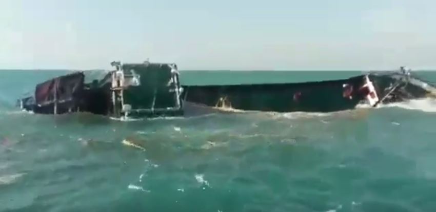 فيديو| غرق قارب .. وإنقاذ عماله