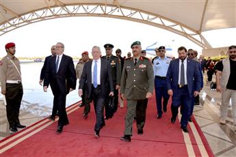 وصول وزير الدفاع الأمريكي إلى البلاد