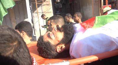 آلاف الفلسطينيين يشيعون جثماني شهيدين سقطا برصاص الاحتلال في غزة