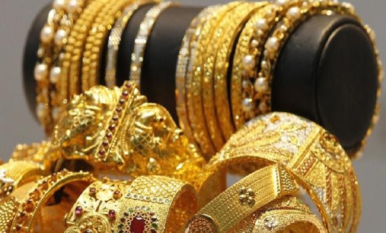 الذهب يتراجع والدولار إلى ارتفاع