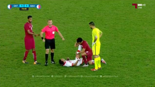 فيديو| تصرف إنساني رائع من لاعب المنتخب القطري مع لاعب منتخب البحرين #خليجي23