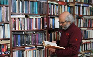 في منزله.. تركي يعيش بين أحضان 30 ألف كتاب