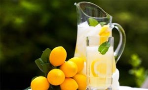 عصر الليمون في الصباح يساعد على غسل الكبد وسيولة الدم