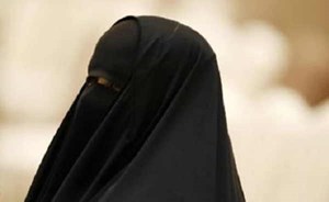 ستينية سعودية قتلت طفل جيرانها ودفنته تروي قصة تغريبها بعد حبسها 14 عاماً