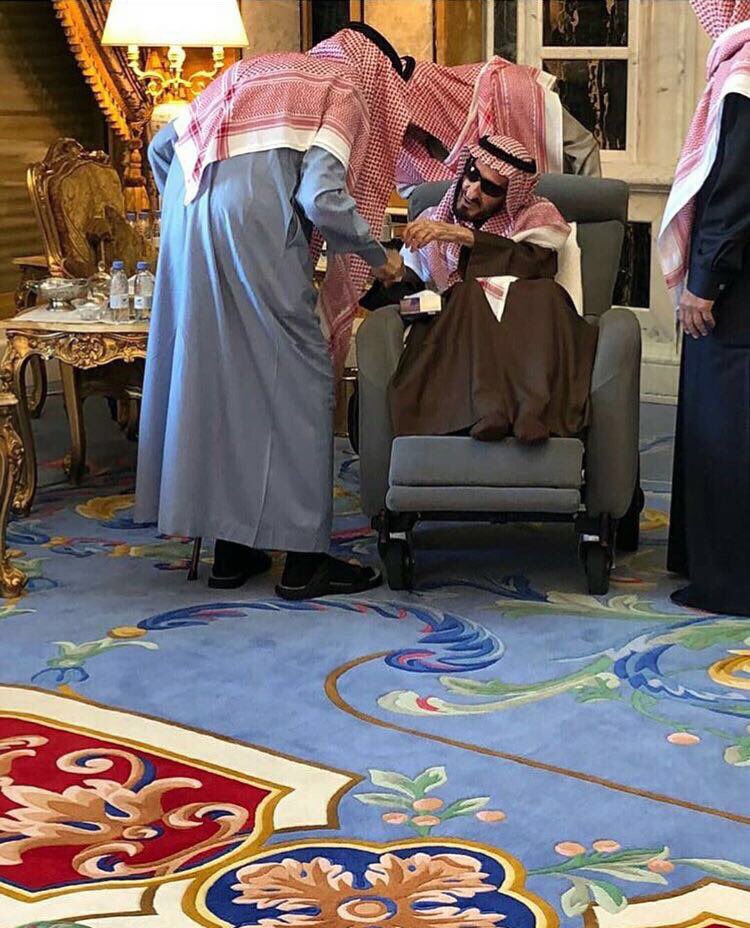بالصور.. #خادم_الحرمين يزور أخيه #الأمير_بندر بقصره في #الرياض