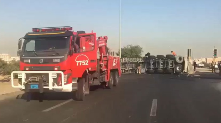 بالفيديو | حادث مروع مقابل مستشفى العدان وإصابة آسيوي