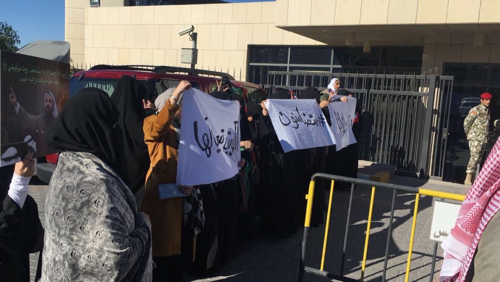 شاهد..عوائل المحكومين والنواب خارج المجلس بعد فشل انعقاد الجلسة بسبب غياب الحكومة