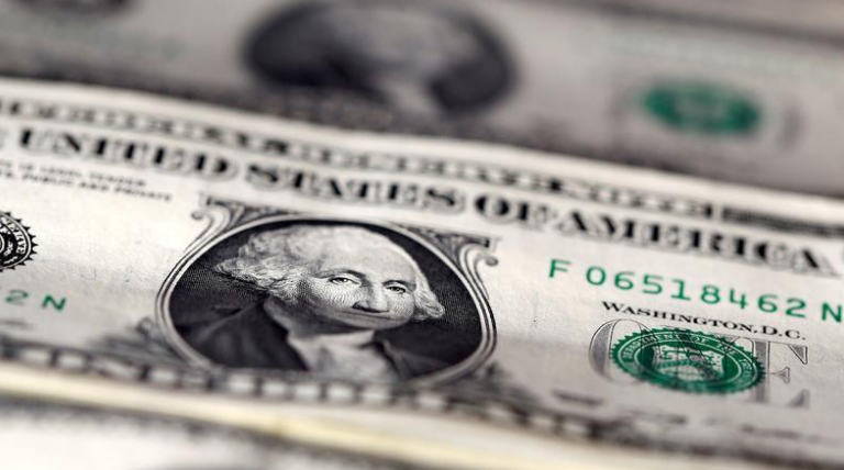 الدولار في أدنى مستوى خلال 4 أسابيع.. وبتكوين تتكبد خسائر