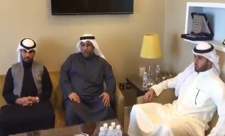 بالفيديو | الحميدي السبيعي يكرم حارس القادسية مبارك الحربي و اللاعب محمد الفهد