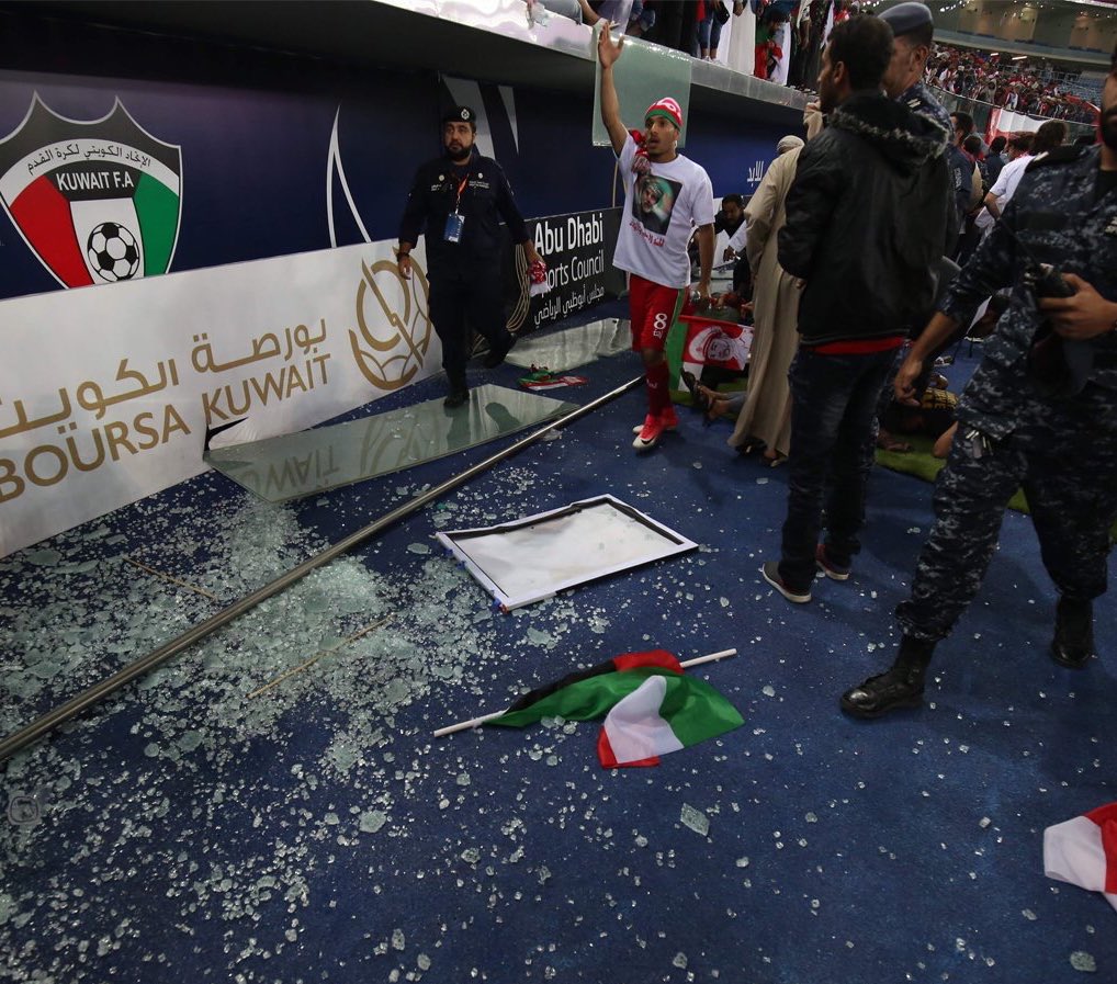 بالفيديو…لحظة سقوط الحاجز الزجاجي في #استاد_جابر #الامارات_عمان