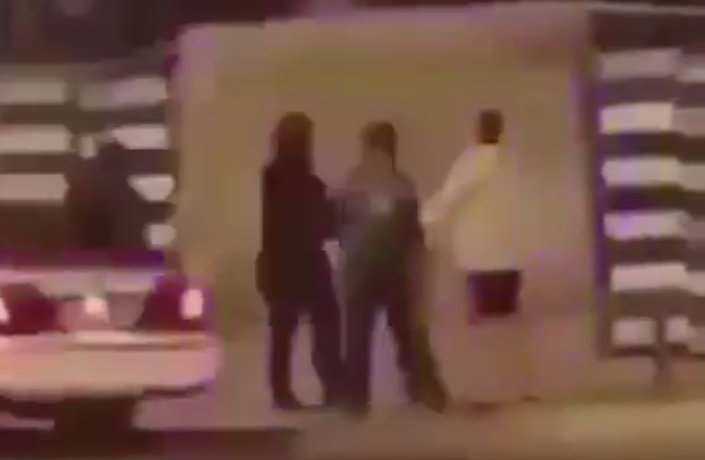 بالفيديو…مواطنون يعتدون على رجال الامن في #السالمية