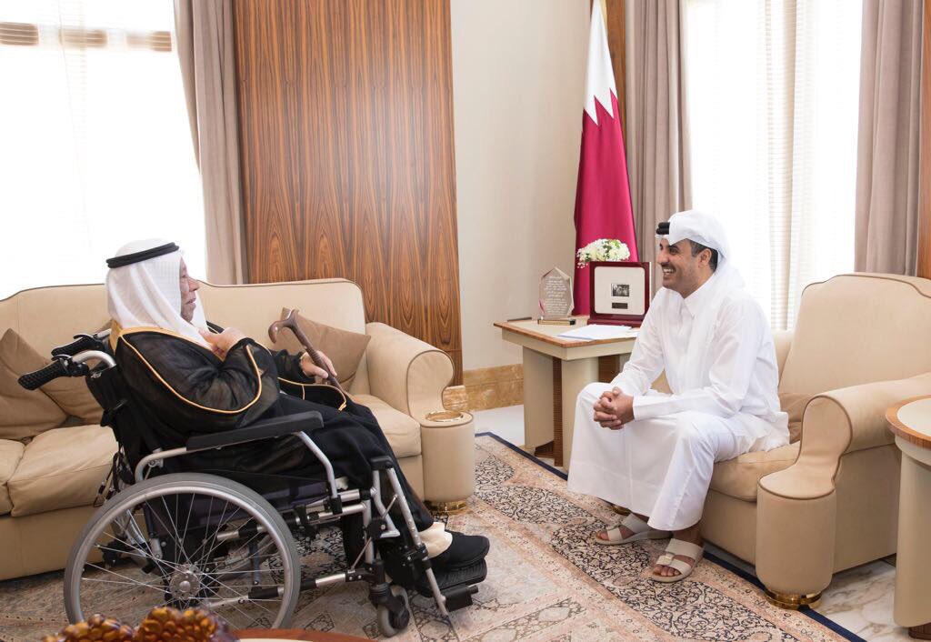 امير قطر استقبل مواطنا كويتياً