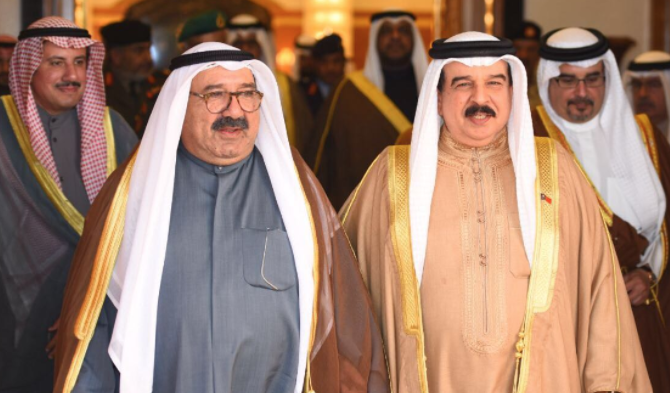 ملك البحرين يستقبل وزير الدفاع