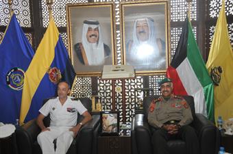 رئيس الأركان يبحث مع مسؤول عسكري فرنسي أوجه التعاون المشترك