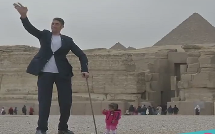 بالفيديو…شاهد أطول رجل وأقصر امرأة في العالم في #مصر