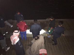 بالصور – وفاة مواطن وإصابة 2 وفقدان وافد في حادث تصادم زورقين قرب نادي الفحيحيل البحري