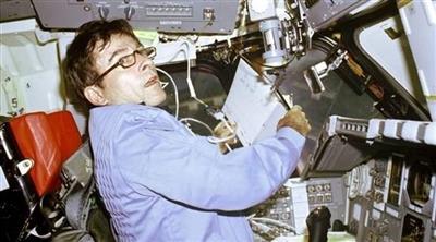 وفاة رائد الفضاء الأمريكي جون يونغ الذي قاد أول مهمة لمكوك فضائي