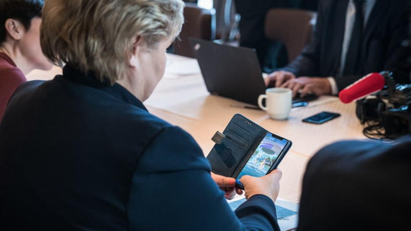 صور.. رئيسة وزراء النرويج تلعب “بوكيمون” بالبيت الأبيض