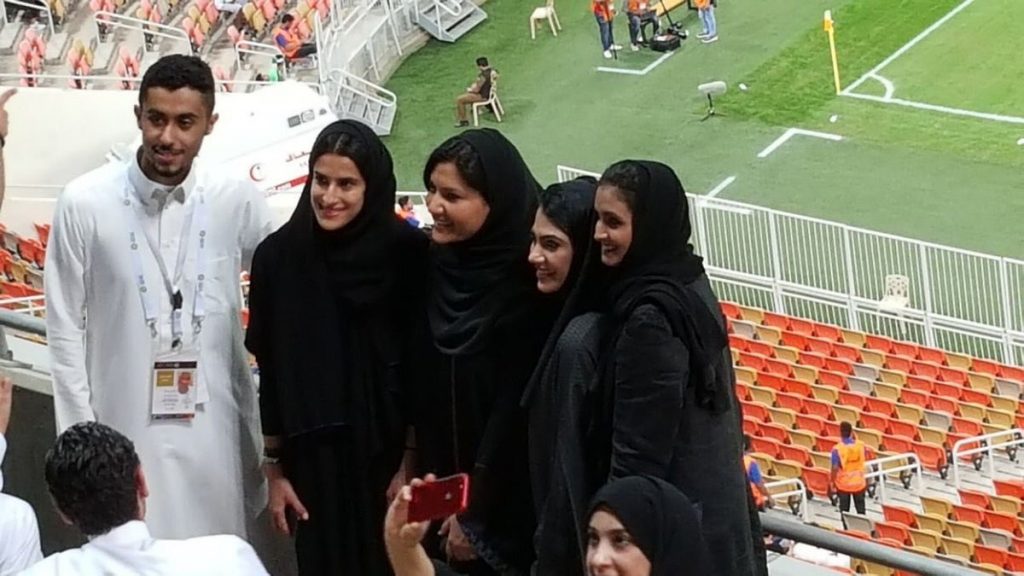 أميرة سعودية تخطف الأضواء في أول ظهور للنساء في ملاعب المملكة