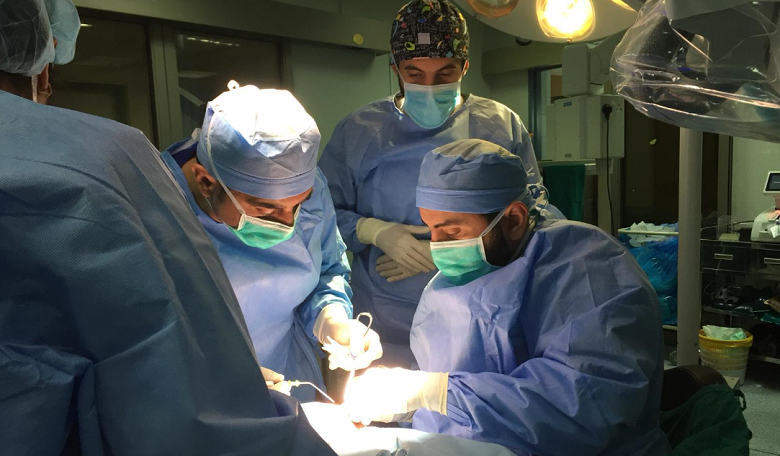 بالصور | وزير الصحة يجري عملية معقدة لزراعة قوقعة لطفلة عمرها 6 سنوات