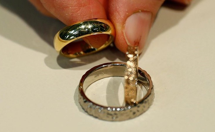 مسلم يتزوج ثلاث نساء بينهن شقيقتان في الليلة نفسها !