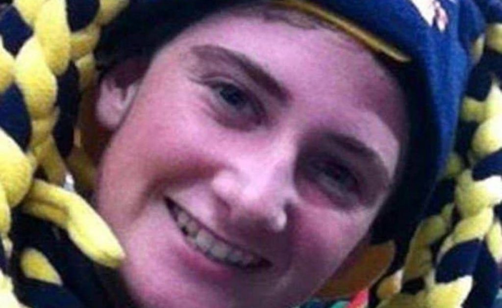 98 كيلوغراماً من الحديد سقطت على رقبته وتوفي في النادي الرياضي ولكنه انقذ 7اشخاص؟