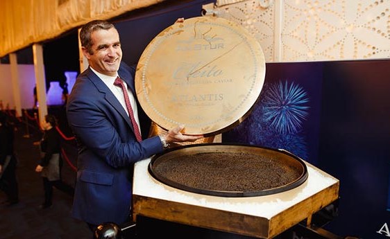 شاهد.. أكبر علبة كافيار في العالم تُقدم في دبي وتحطم الارقام القياسية
