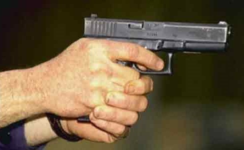 عربي يطلق النار على ابنه قبل زفافه لطلبه مساعدة مالية