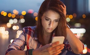 دراسة : استخدام الجوال قبل النوم مباشرة يسبب التعاسة !