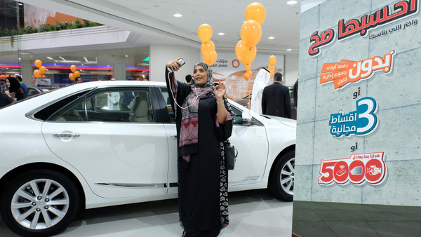 صور| أول معرض سيارات للنساء السعوديات