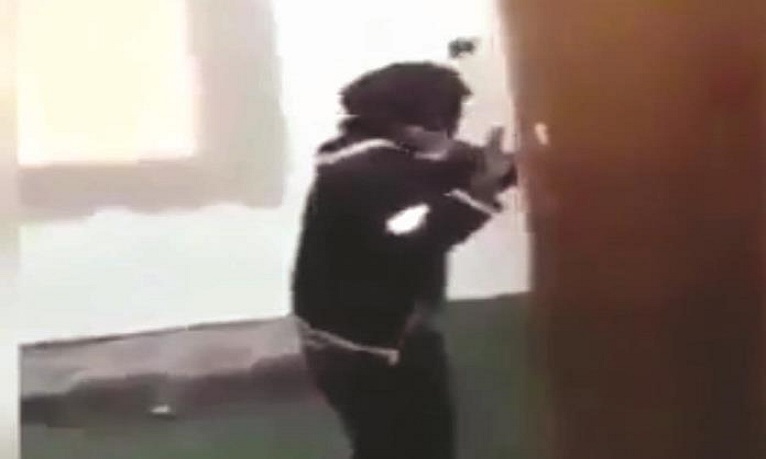 فيديو لسيدة تأمر أبناءها بضرب “خادمة” بالأحذية.. و” #الجنائية” تكثف البحث