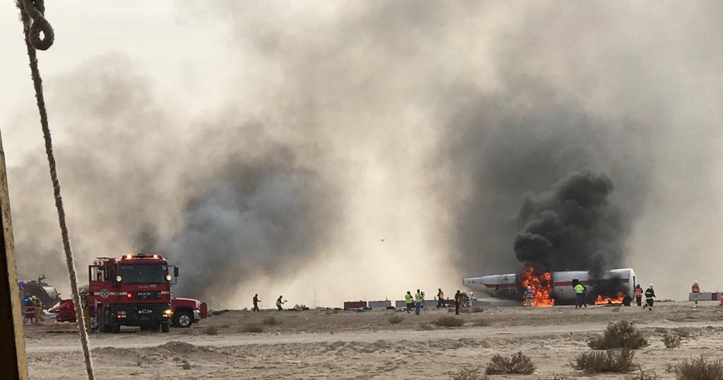 الطيران المدني تتصدى لحريق طائرة خارج محيط مطار الكويت