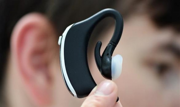 جامعة خاصة تحرم طالبة من الامتحانات بسبب سماعة!