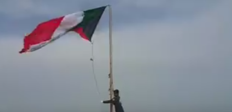 بالفيديو | لحظة رفع العلم الكويتي على جزيرة أم القاز