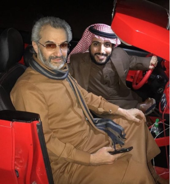 فيديو | #الوليد_بن_طلال يتنزه بسيارته الجديدة