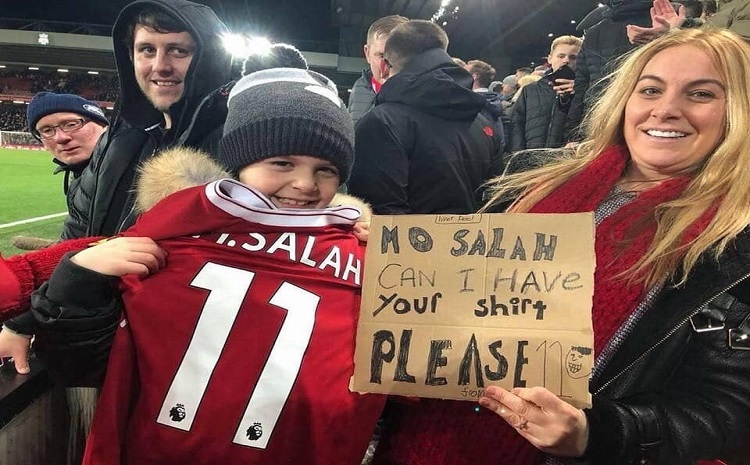 بالفيديو | #محمد_صلاح يثير الإعجاب مجددًا في الدوري الإنجليزي بموقف إنساني!